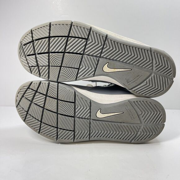 Nike Boys Basketball Shoes Sneakers Sizeโ 5.5Y Team Hustle D7 747998-009 Gray - Picture 10 of 10